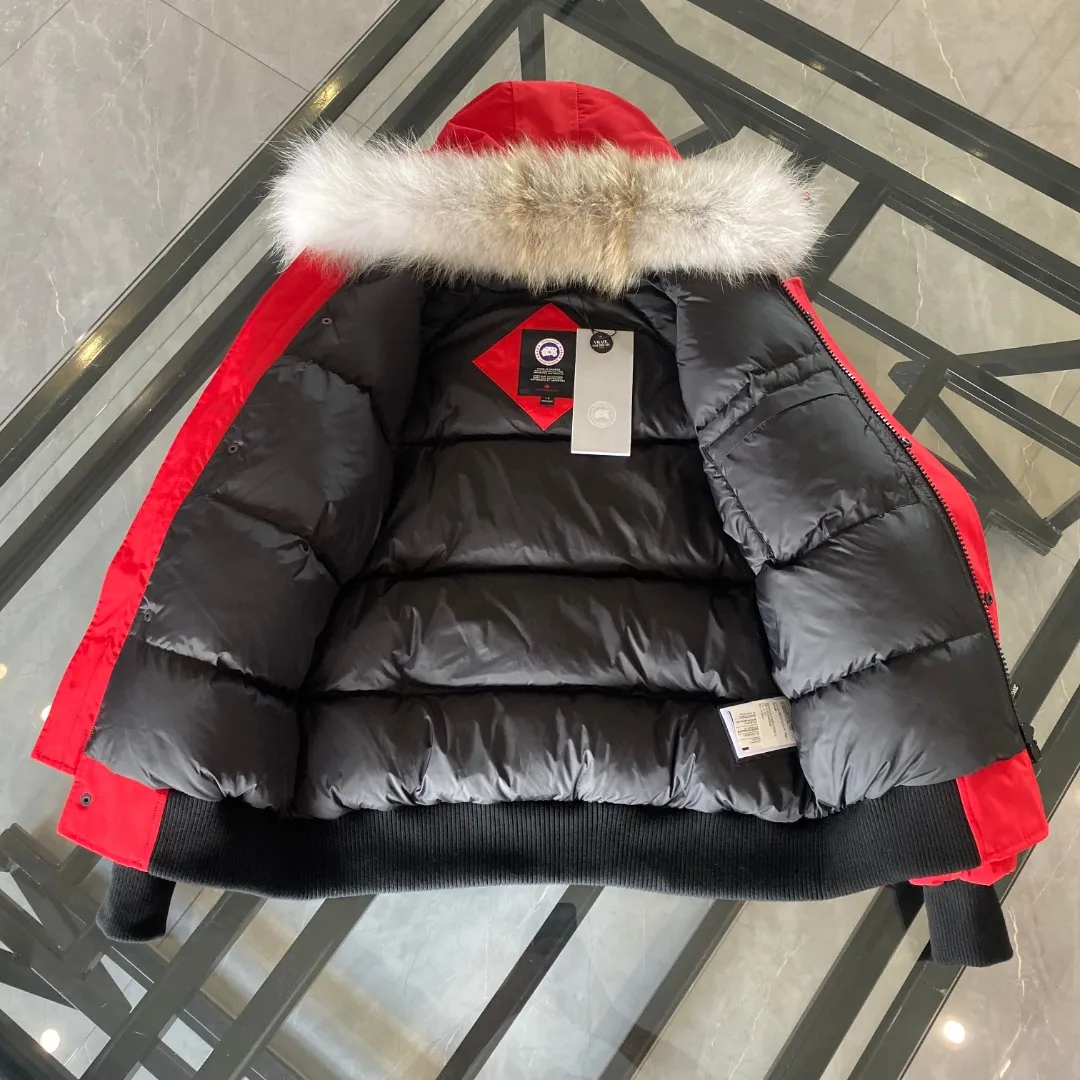 P760 Canada goose/Canada Goose 01 Couple Expedition Parka Down Jacket, authentic original version, you need to compare with the original to check it out at any time, all accessories are customized from the original factory 💯The softness and hardness of the fabric is compared with the original, and it can be restored by kneading at will (fabric misunderstanding: Fabrics with high hardness are not waterproof. Only when you buy the latest authentic version this year will you notice the softness and comfort of the fabric) 💯The down is synchronized with the authentic white duck down, fluffy and not lumpy. Electronically controlled velvet filling machine 💯Customized zippers with authentic YKK military-grade copper core zipper pullers, high hardness and no jamming 💯The fur collar is purchased from Western Canada coyote skin original customization 💯All workmanship and wiring are controlled by workers with more than ten years of experience. They must be horizontal and vertical, and are not allowed to twist. The inner wiring density is more sophisticated. Feel free to compare 💯Big goose label Collar label Washed label Hangtag Zipper cord Pocket label Back label, collar velvet, Velcro fasteners, cuffs, all details are updated simultaneously with genuine products. The best version, the most complete color matching, all kinds of battle products. Color: off-white, black, charcoal gray, navy blue, red, blue. Size: XS-XXL